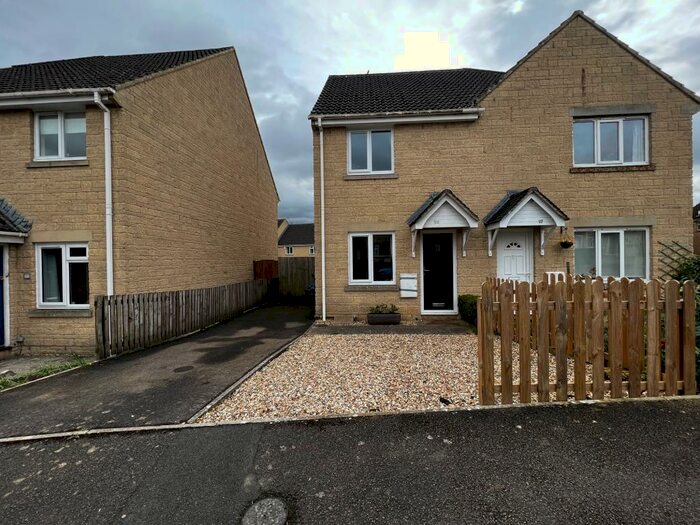 2 Bedroom Semi-Detached House To Rent In Bed To Rent In Cirencester., GL7