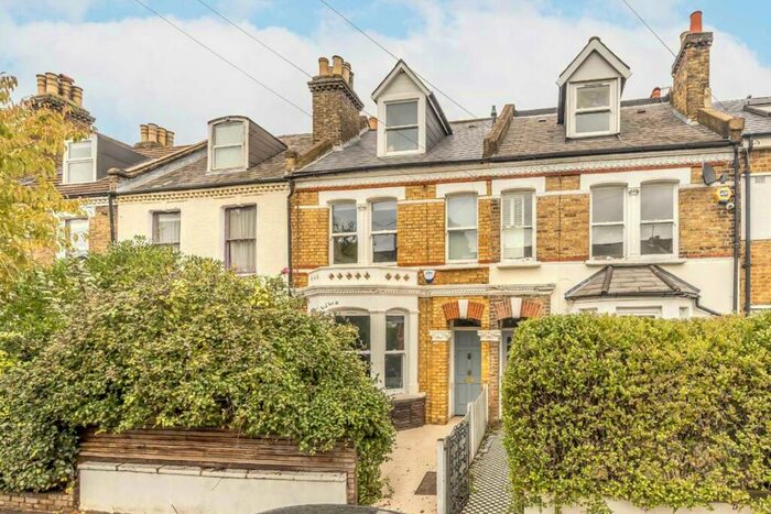 2 Bedroom Flat To Rent In Ravenswood Road, Balham, SW12