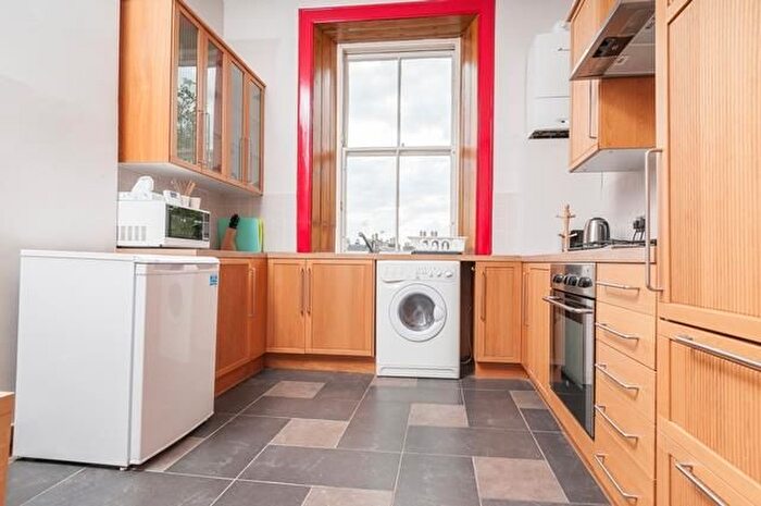 3 Bedroom Flat To Rent In South Oxford Street, Edinburgh, EH8