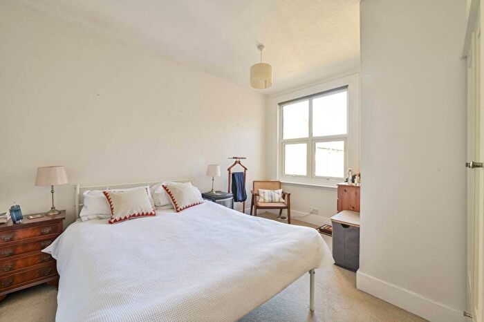 2 Bedroom Flat To Rent In North Worple Way, Barnes, London, SW14