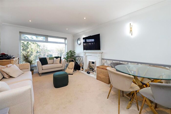 2 Bedroom Maisonette For Sale In Chestwood Grove, North Hillingdon, UB10