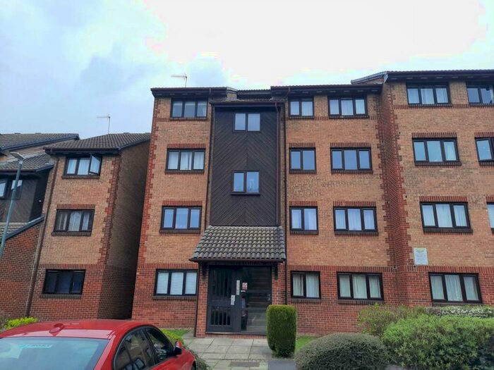 2 Bedroom Flat To Rent In Cricketers Close, Erith, DA8