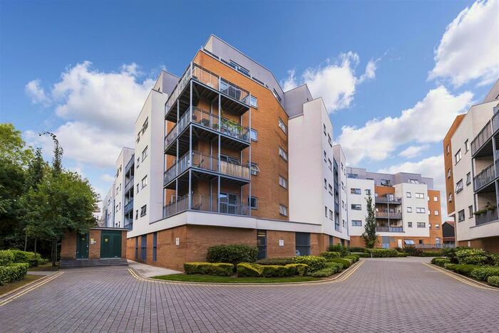 2 Bedroom Flat For Sale In Sovereign Way, Tonbridge, TN9