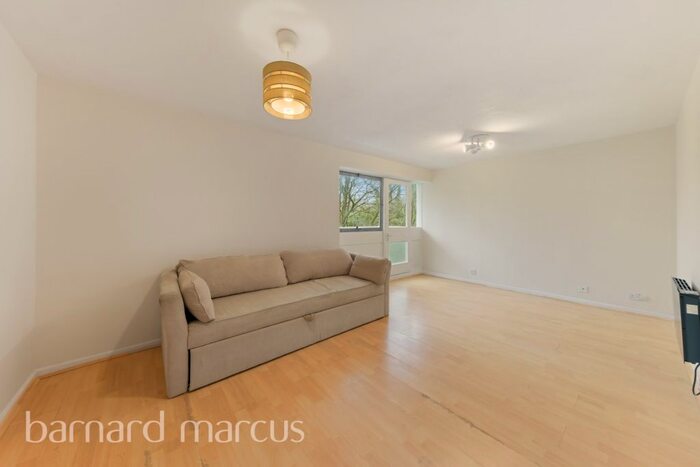 2 Bedroom Flat To Rent In Basinghall Gardens, Sutton, SM2