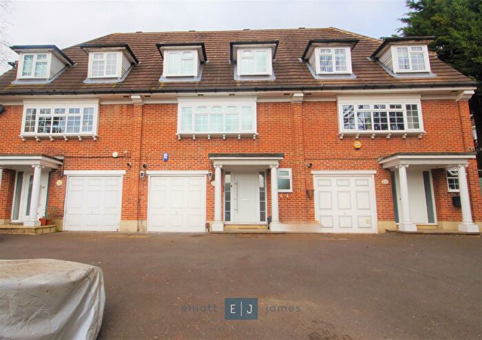 4 Bedroom Town House To Rent In Swiss Cottage Place, Loughton, IG10