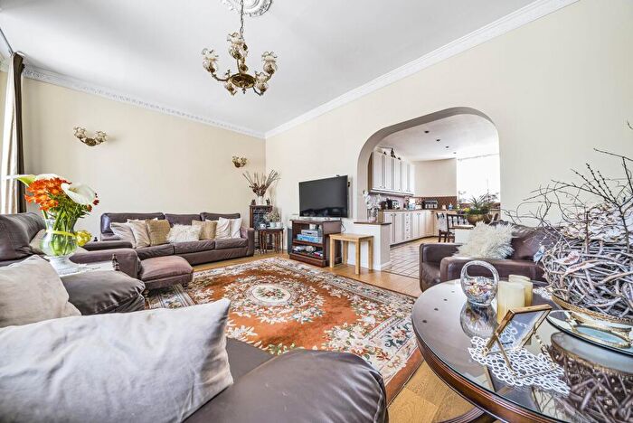 3 Bedroom Apartment To Rent In Camberwell Road, London, SE5