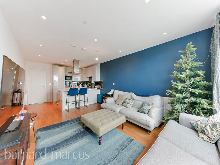 2 Bedroom Flat To Rent In Clapham Road, London, SW9