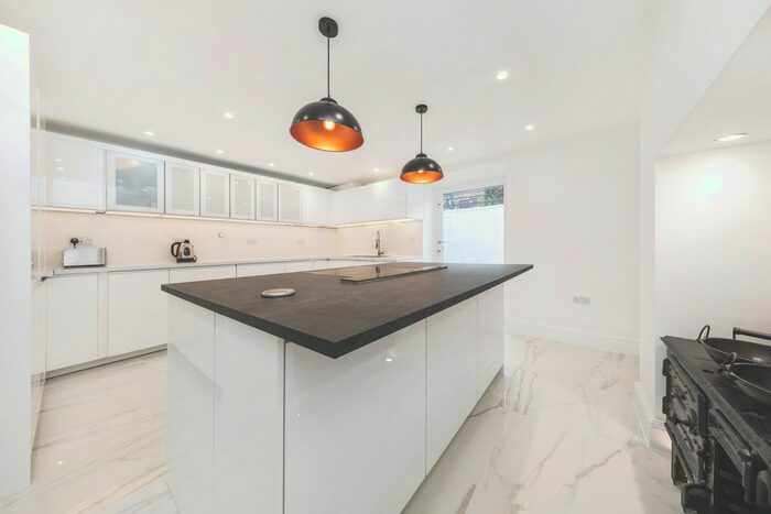 4 Bedroom Terraced House To Rent In Camberwell New Road, London, SE5