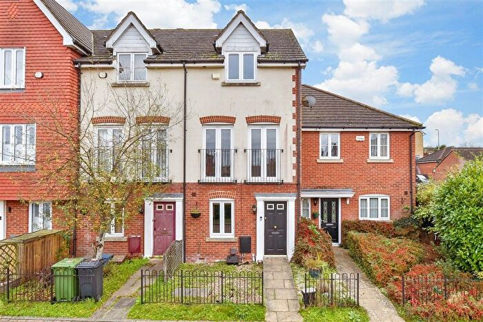 3 Bedroom Town House For Sale In Hereford Close, Kennington, Ashford, Kent, TN24