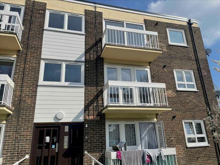 3 Bedroom Flat To Rent In Fountain Walk, Northfleet, Gravesend, DA11