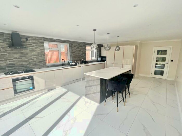 3 Bedroom Detached House To Rent In Yardley Wood Road, Birmingham, B13