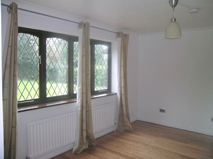 5 Bedroom Detached House To Rent In Aspen Close, Stoke D`abernon, KT11