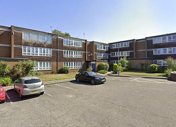 2 Bedroom Flat To Rent In Limehurst Avenue, Finchfield, Wolverhampton, WV3