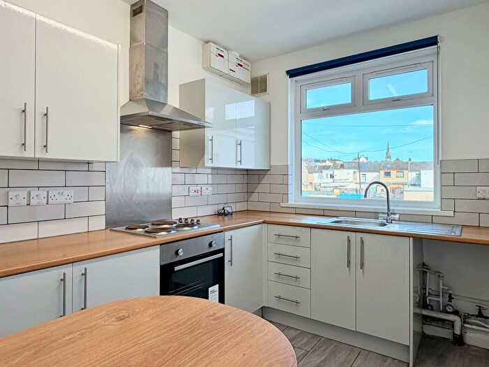 2 Bedroom Flat To Rent In Thomas Street, St. Thomas, SA1