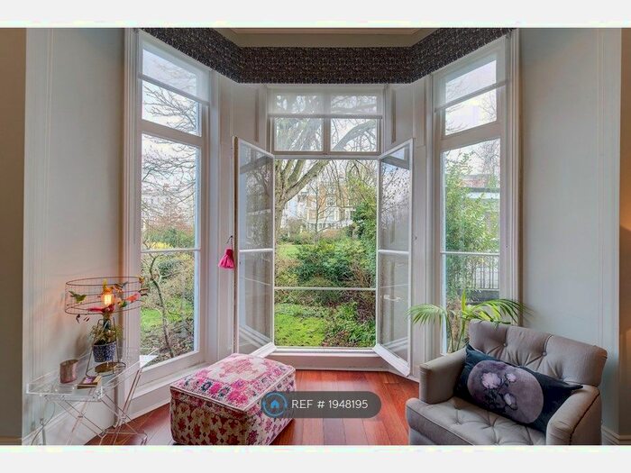 2 Bedroom Flat To Rent In Garden Court, London, W11