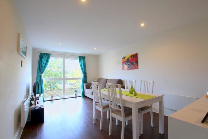 2 Bedroom Flat To Rent In Church Street, Epsom KT17