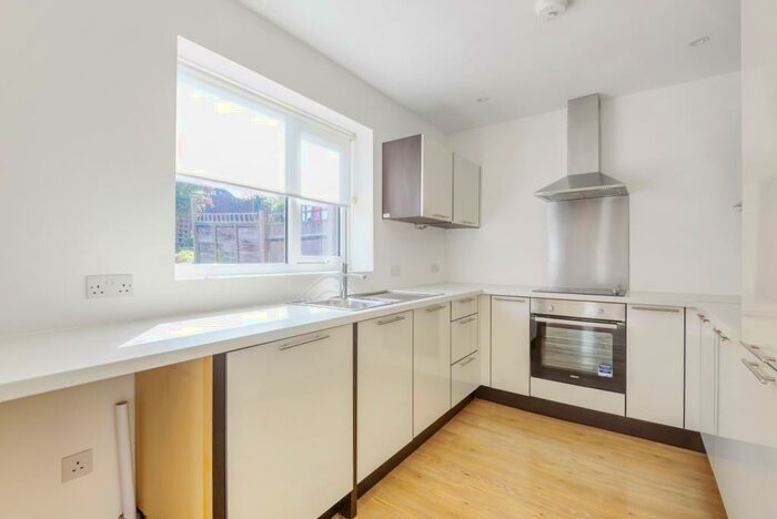 3 Bedroom Semi-Detached House To Rent In Leith Hill Orpington, BR5