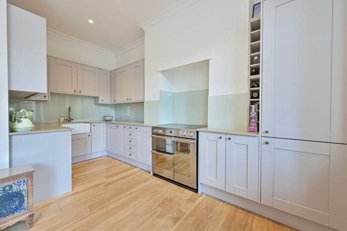 2 Bedroom Flat For Sale In Queenstown Road, Battersea, London, SW8