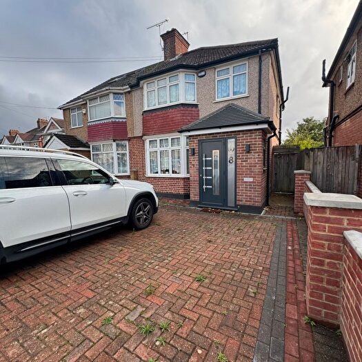 3 Bedroom Semi-Detached House To Rent In Hayes, UB4