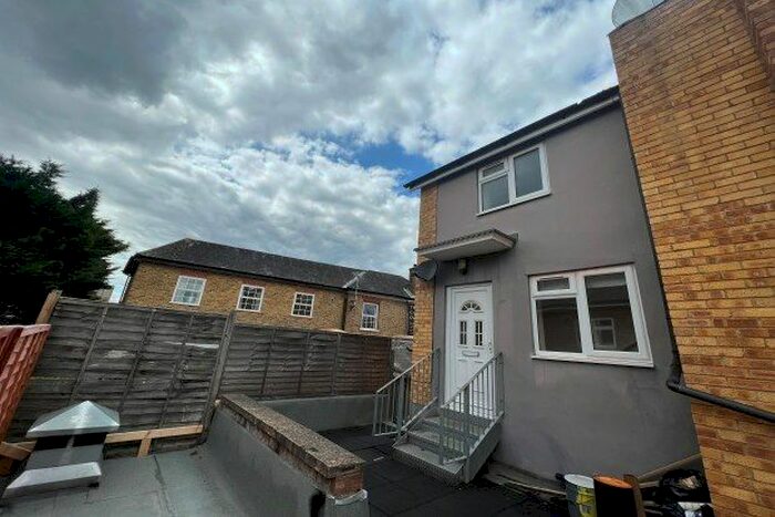 1 Bedroom Flat To Rent In Station Road, Addlestone, KT15