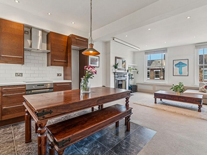 3 Bedroom Flat For Sale In Lowden Road, London, SE24