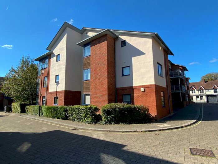 2 Bedroom Flat To Rent In Silchester Place, Winchester, SO23