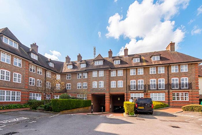 1 Bedroom Flat To Rent In Heathview Court, Hampstead Garden Suburb, London, NW11