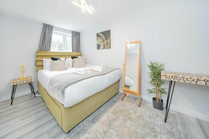 2 Bedroom Flat For Sale In Hendon Way, Golders Green, NW2
