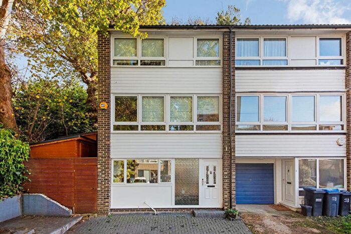 3 Bedroom Property To Rent In Wakefield Gardens, Crystal Palace, London, SE19