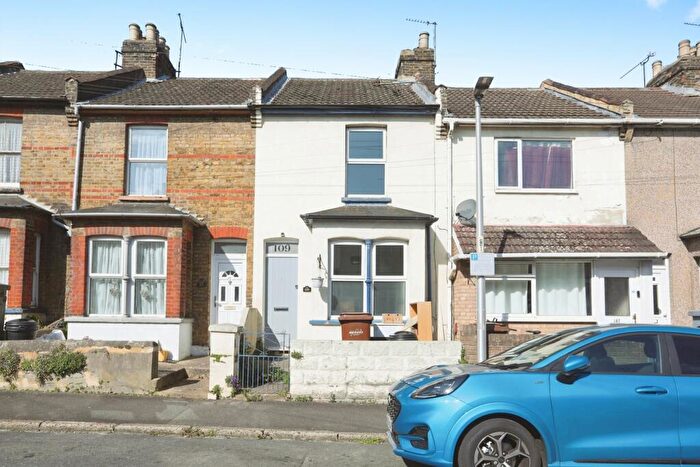 3 Bedroom Terraced House For Sale In Chaucer Road, Gillingham, Kent, ME7