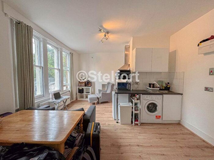 Flat To Rent In Woodberry Grove, London, N4