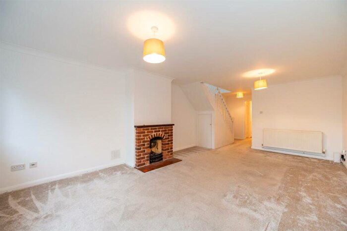 3 Bedroom End Of Terrace House For Sale In Broad Gardens, Portsmouth, PO6
