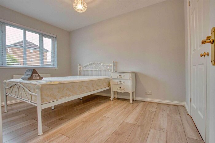 2 Bedroom Flat For Sale In Kensington Way, Borehamwood, WD6