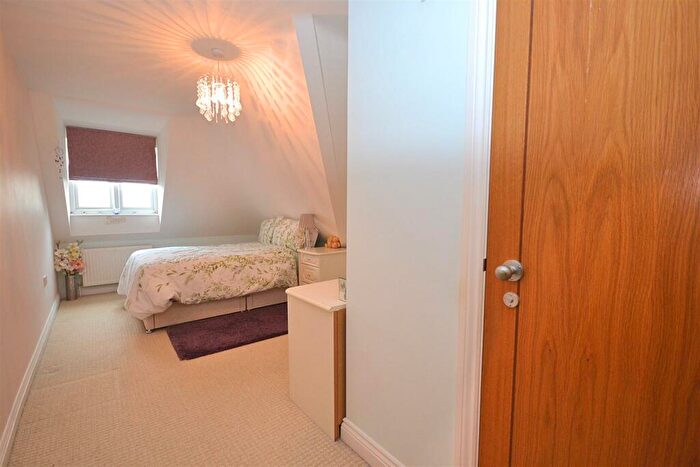 2 Bedroom Flat For Sale In Dorchester Road, Weymouth, DT4