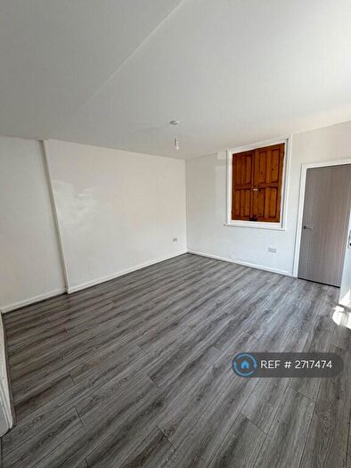 2 Bedroom Flat To Rent In Meadow Street, Hyde, SK14