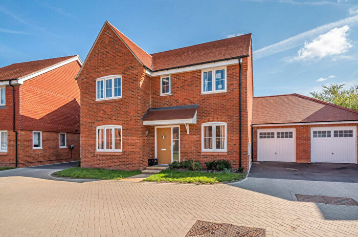 4 Bedroom Detached House For Sale In Clover Close, Ash, Aldershot, Surrey, GU12
