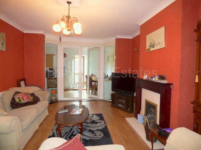 3 Bedroom Detached House To Rent In Montrose Avenue, Luton, LU3