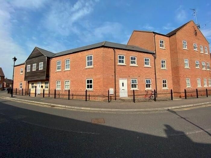 2 Bedroom Flat To Rent In Pine Street, Aylesbury, HP19