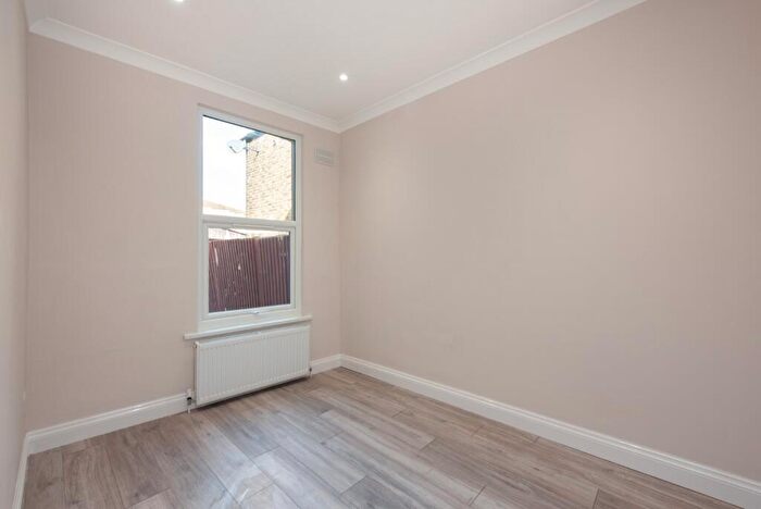 1 Bedroom Flat For Sale In High Road Leytonstone, London, E11