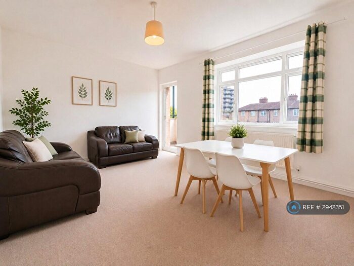 3 Bedroom Flat To Rent In Lowth Road, London, SE5
