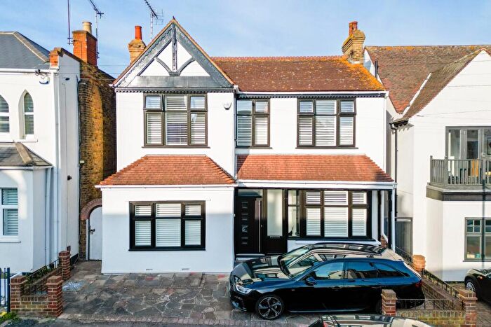 4 Bedroom Detached House For Sale In Cliff Road, Leigh-On-Sea, SS9