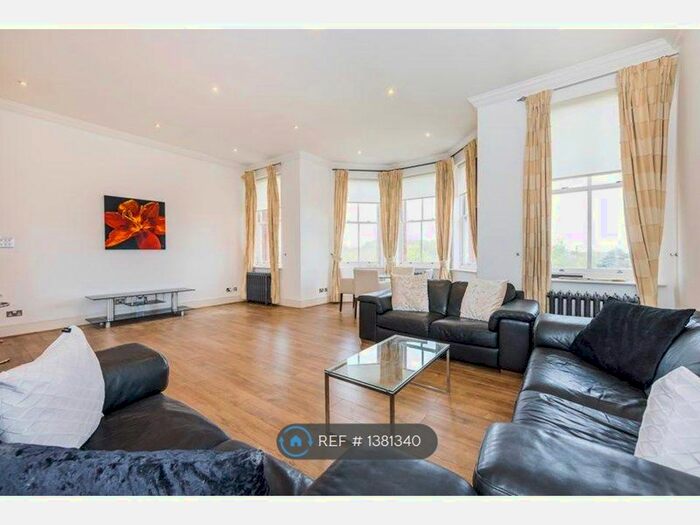 3 Bedroom Flat To Rent In Devonshire House, Woodford Green, IG8
