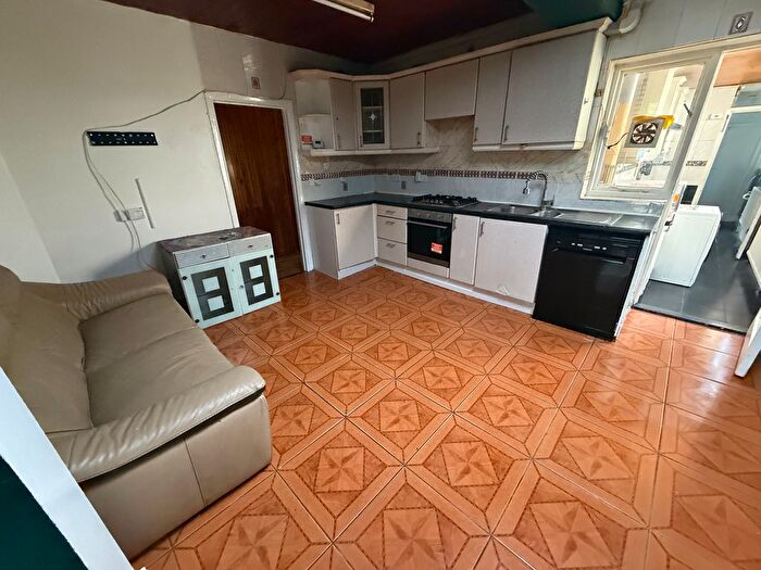 3 Bedroom Flat To Rent In Forest Drive, London, E12