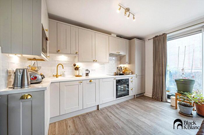 2 Bedroom Apartment For Sale In Addiscombe Grove, Croydon, CR0