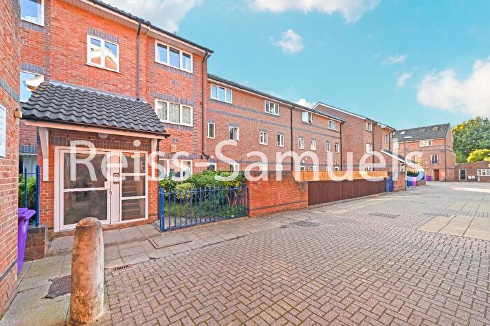 3 Bedroom Apartment To Rent In Ambassador Square, Isle Of Dogs, Canary Wharf, Docklands, London, E14