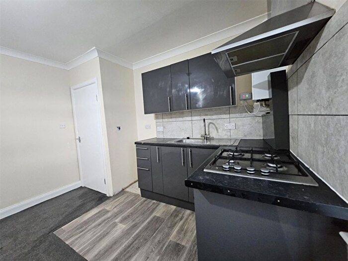 2 Bedroom Flat To Rent In East Avenue, Hayes, Middlesex, UB3