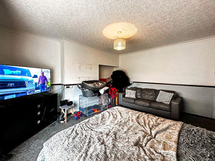 3 Bedroom Terraced House For Sale In Mastrick Road, Aberdeen, AB16