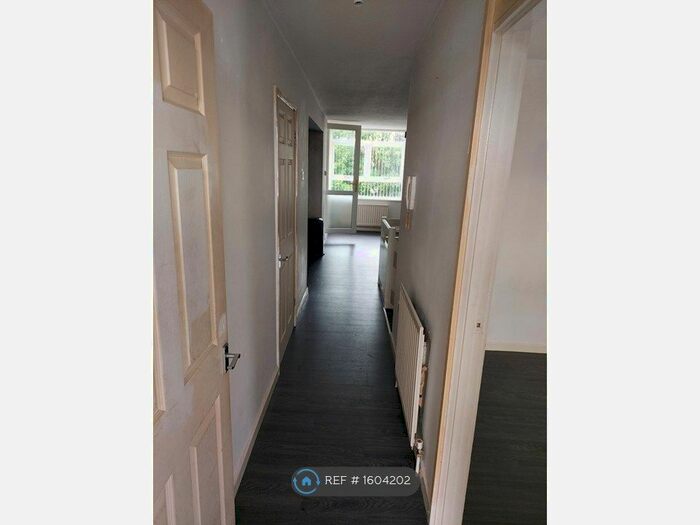 3 Bedroom Flat To Rent In Kenilworth Court, Washington, NE37