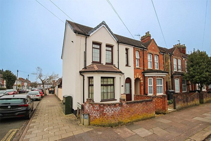 3 Bedroom Semi-Detached House For Sale In Preston Road, Bedford, Bedfordshire, MK40