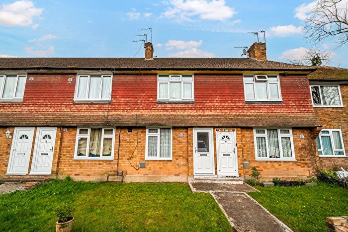 2 Bedroom Maisonette For Sale In Heath Close, Harlington, UB3